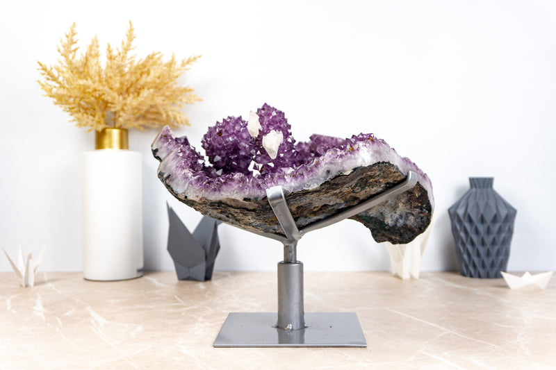 Amethyst-Stalaktitenformation mit großen, intakten, tiefvioletten Drusen- und Kalziteinschlüssen