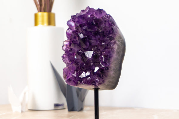 Tief und satt violetter Amethyst-Cluster mit polierten Rändern auf Ständer