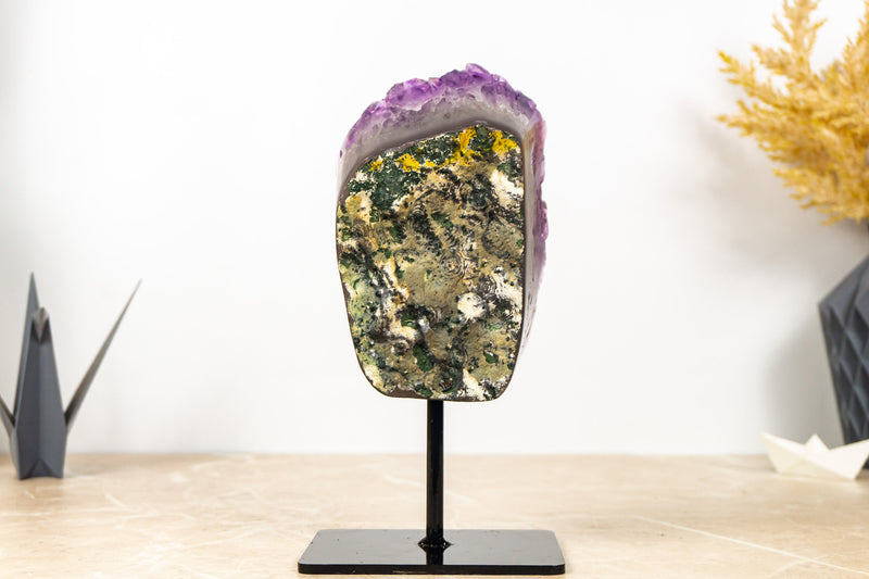 Tief und satt violetter Amethyst-Cluster mit polierten Rändern auf Ständer