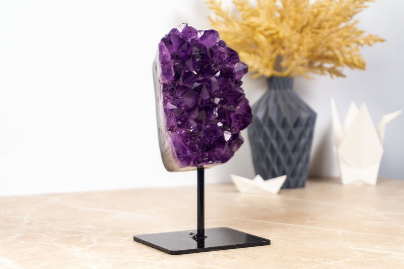 Tief und satt violetter Amethyst-Cluster mit polierten Rändern auf Ständer
