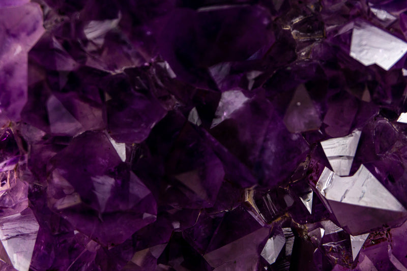 Tief und satt violetter Amethyst-Cluster mit polierten Rändern auf Ständer