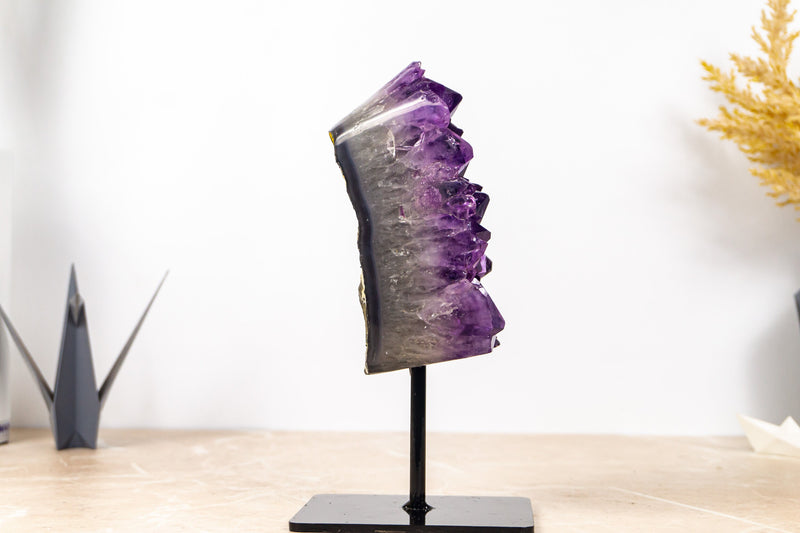 Tief und satt violetter Amethyst-Cluster mit polierten Rändern auf Ständer