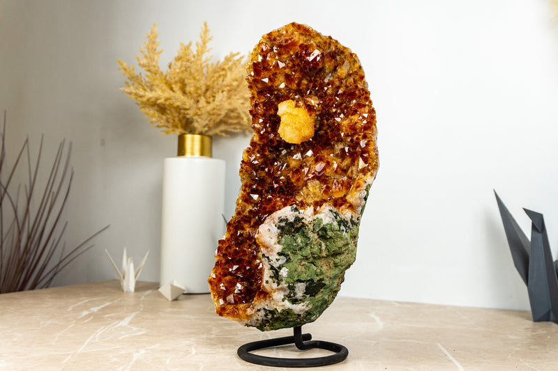 Dunkelorangefarbener Citrin-Cluster mit großem Citrin-Drusen, Kalzit und Blüten