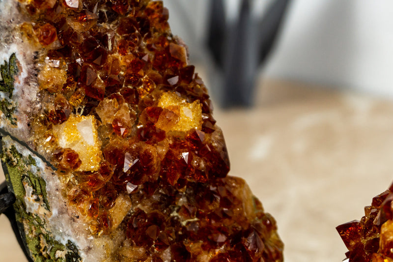 Dunkelorange Citrin-Geodenscheibe auf Ständer mit Citrin-Druzy in AAA-Qualität – 3,3 kg – 7,2 lb
