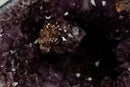 Kleine Amethyst-Geodenhöhle mit goldener Goethit-Rosettenblume