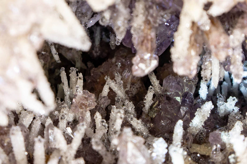 Amethyst-Geode in Galeriequalität mit seltener Amethyst-Druzy-Formation