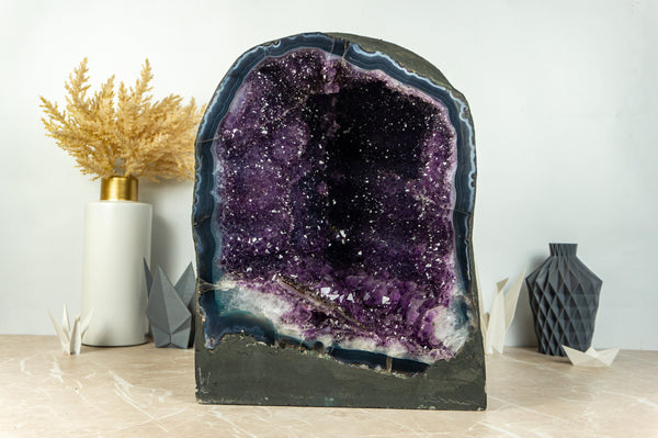 Große Amethysthöhle mit tiefvioletter Galaxy Druzy und blau gebändertem Achat