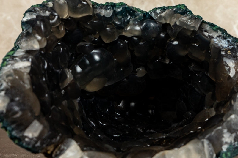 Außergewöhnlich seltener traubenförmiger Chalcedon, geformt in einer Amethyst-Geode