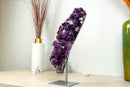 Hoher Amethyst-Cluster mit großem violettem Amethyst-Drusenstein auf Ständer