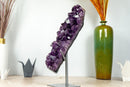 Hoher Amethyst-Cluster mit großem violettem Amethyst-Drusenstein auf Ständer