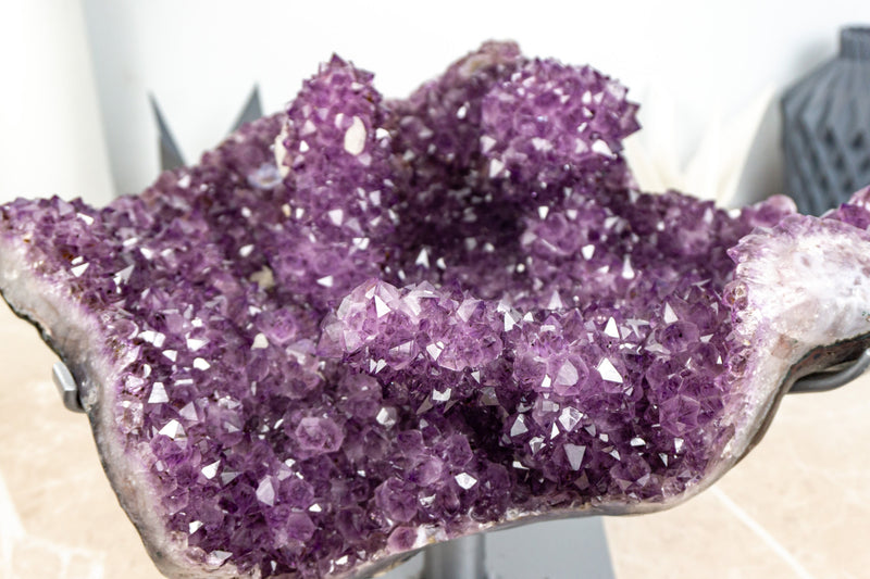 Amethyst-Stalaktitenformation mit großen, intakten, tiefvioletten Drusen- und Kalziteinschlüssen