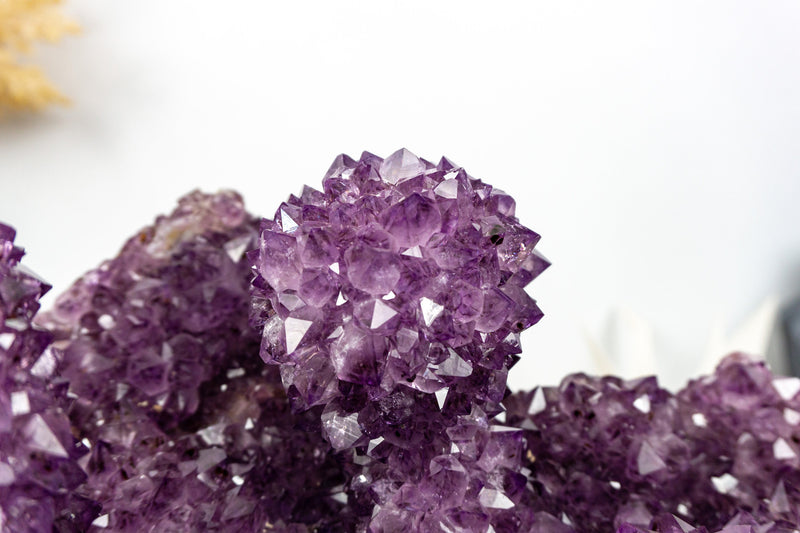 Amethyst-Stalaktitenformation mit großen, intakten, tiefvioletten Drusen- und Kalziteinschlüssen