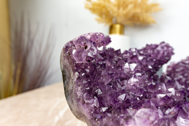 Amethyst-Stalaktitenformation mit großen, intakten, tiefvioletten Drusen- und Kalziteinschlüssen