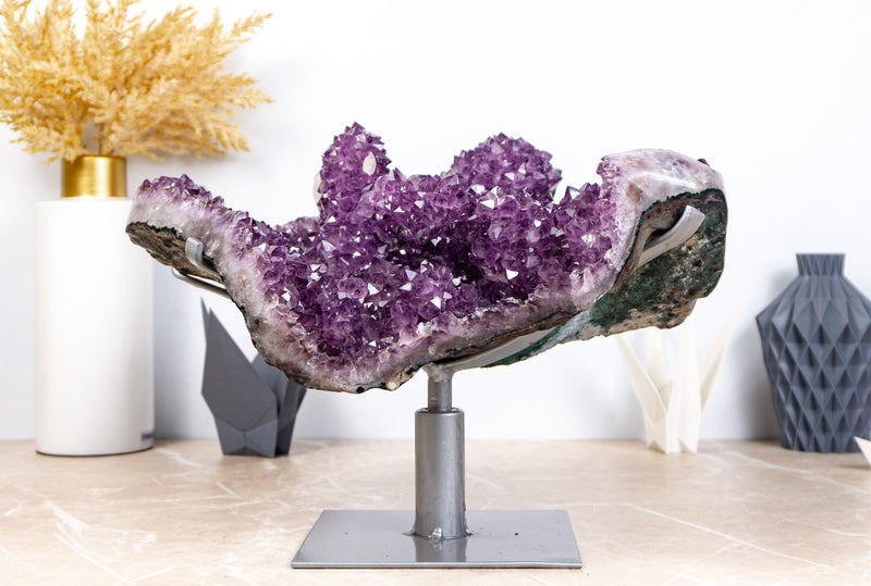 Amethyst-Stalaktitenformation mit großen, intakten, tiefvioletten Drusen- und Kalziteinschlüssen