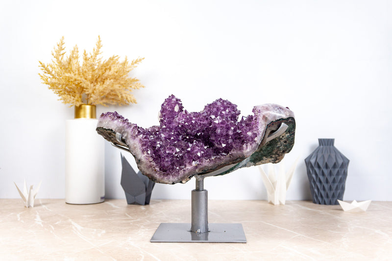 Amethyst-Stalaktitenformation mit großen, intakten, tiefvioletten Drusen- und Kalziteinschlüssen