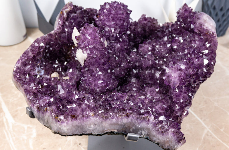 Amethyst-Stalaktitenformation mit großen, intakten, tiefvioletten Drusen- und Kalziteinschlüssen