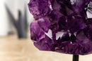 Tief und satt violetter Amethyst-Cluster mit polierten Rändern auf Ständer