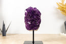 Tief und satt violetter Amethyst-Cluster mit polierten Rändern auf Ständer