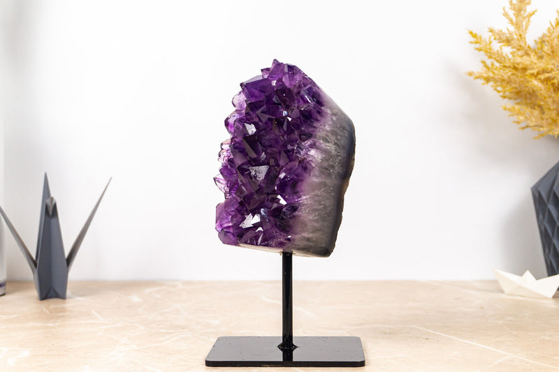 Tief und satt violetter Amethyst-Cluster mit polierten Rändern auf Ständer