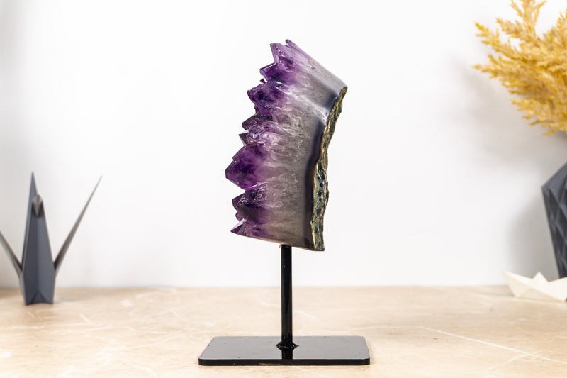 Tief und satt violetter Amethyst-Cluster mit polierten Rändern auf Ständer
