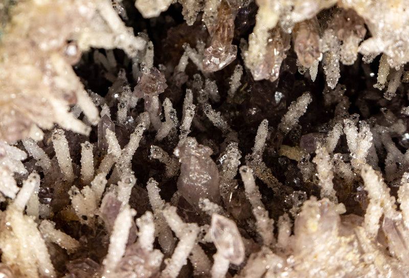 Amethyst-Geode in Galeriequalität mit seltener Amethyst-Druzy-Formation