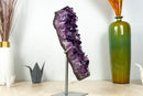 Hoher Amethyst-Cluster mit großem violettem Amethyst-Drusenstein auf Ständer