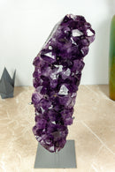 Hoher Amethyst-Cluster mit großem violettem Amethyst-Drusenstein auf Ständer
