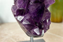 Hoher Amethyst-Cluster mit großem violettem Amethyst-Drusenstein auf Ständer