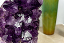 Hoher Amethyst-Cluster mit großem violettem Amethyst-Drusenstein auf Ständer