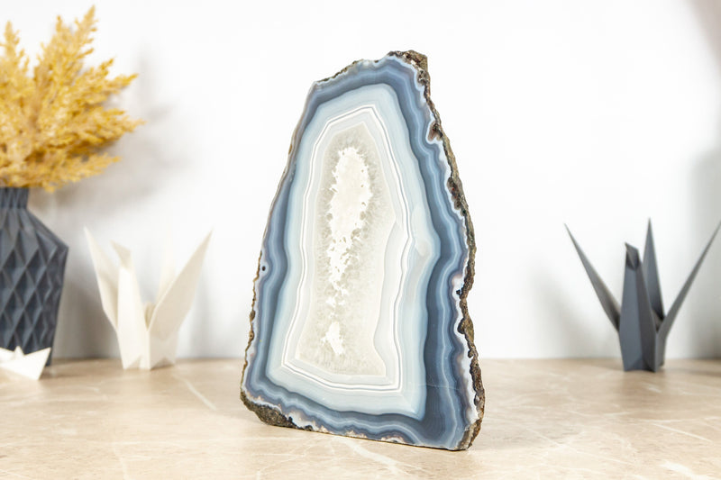 Spitzenachat-Geode, selbststehend – natürliche blau gebänderte Achat-Geode