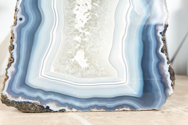 Spitzenachat-Geode, selbststehend – natürliche blau gebänderte Achat-Geode