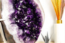 Spektakuläre große Amethyst-Geode auf 360º-Ständer mit großen dunkelvioletten Amethyst-Druzen und polierten Rändern