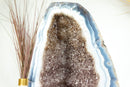 Blau-weiße Spitzenachat-Kathedralgeode, mit goldenem Goethit-Galaxie-Drusen