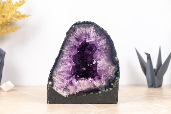 Kleine violette Amethyst-Geode mit großem Amethyst-Drusenstück