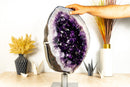 Spektakuläre große Amethyst-Geode auf 360º-Ständer mit großen dunkelvioletten Amethyst-Druzen und polierten Rändern