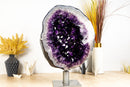 Spektakuläre große Amethyst-Geode auf 360º-Ständer mit großen dunkelvioletten Amethyst-Druzen und polierten Rändern