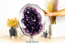 Spektakuläre große Amethyst-Geode auf 360º-Ständer mit großen dunkelvioletten Amethyst-Druzen und polierten Rändern