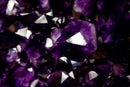 Spektakuläre große Amethyst-Geode auf 360º-Ständer mit großen dunkelvioletten Amethyst-Druzen und polierten Rändern