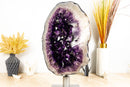 Spektakuläre große Amethyst-Geode auf 360º-Ständer mit großen dunkelvioletten Amethyst-Druzen und polierten Rändern
