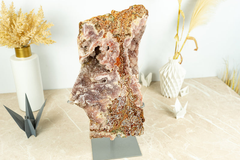 Große rosa Amethyst-Geode mit glänzendem Drusenmuster und intensiven rosa und roten Farben auf Ständer – 6,9 kg – 15,1 lb