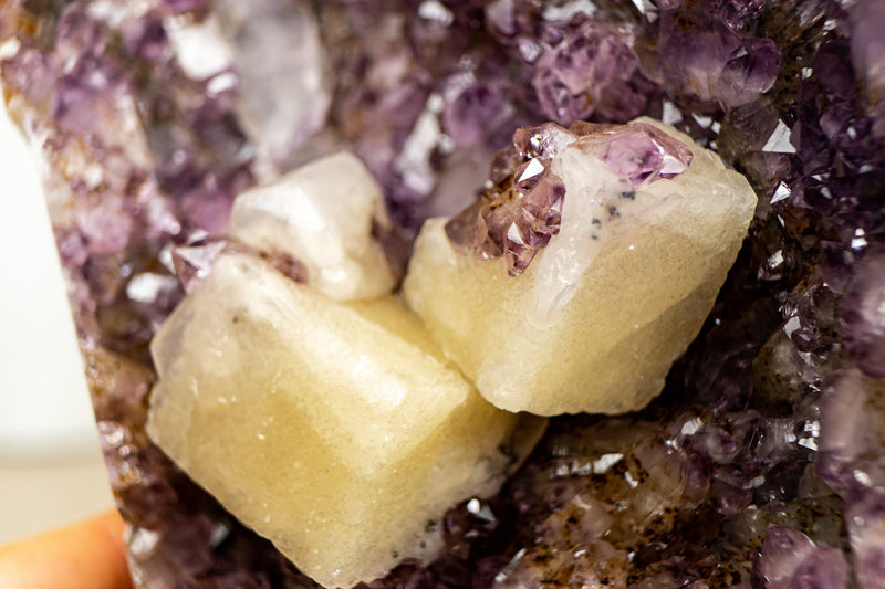 Wunderschöner Amethyst-Cluster mit Kristallkalzit- und Gothit-Einschlüssen auf Ständer – 4,7 kg – 10,3 lb