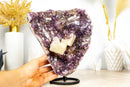 Wunderschöner Amethyst-Cluster mit Kristallkalzit- und Gothit-Einschlüssen auf Ständer – 4,7 kg – 10,3 lb