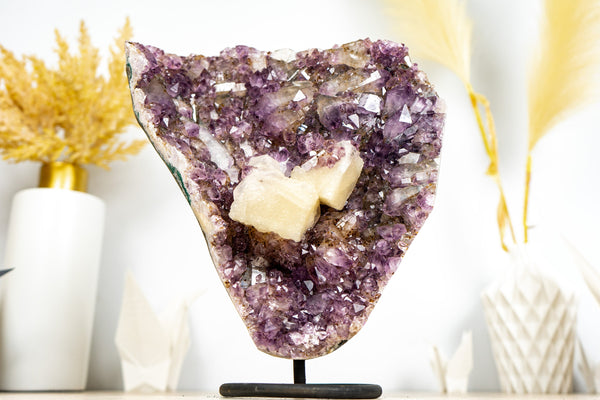 Wunderschöner Amethyst-Cluster mit Kristallkalzit- und Gothit-Einschlüssen auf Ständer – 4,7 kg – 10,3 lb