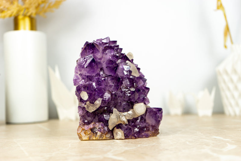 Wunderschöner Amethyst-Cluster mit Kristallkalzit, AA-Tiefviolettqualität, freistehend – 1,8 kg – 3,9 lb