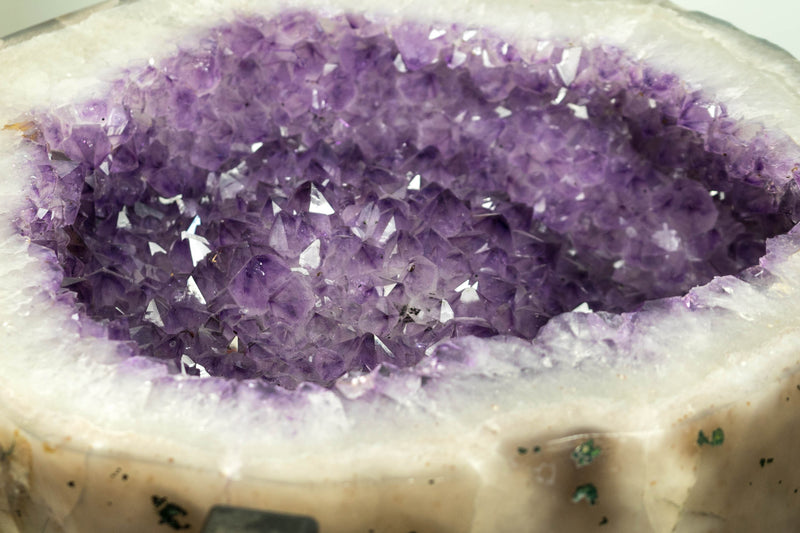 Lavendelvioletter Amethyst mit Achat-Beistelltisch auf handgefertigtem Inox-Sockel