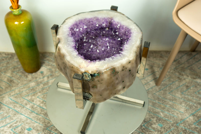 Lavendelvioletter Amethyst mit Achat-Beistelltisch auf handgefertigtem Inox-Sockel