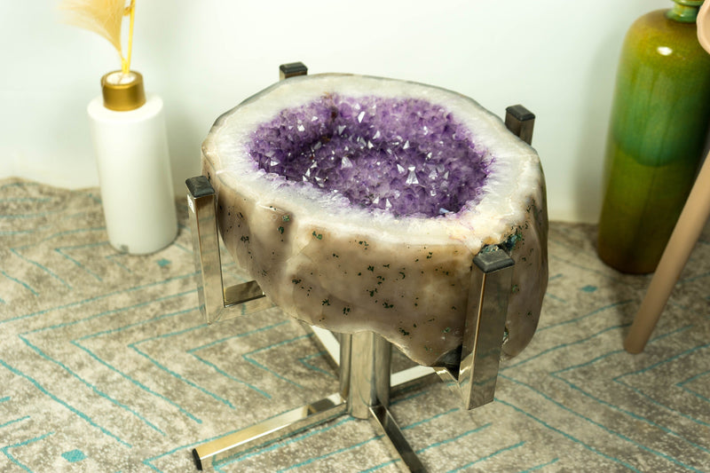 Lavendelvioletter Amethyst mit Achat-Beistelltisch auf handgefertigtem Inox-Sockel