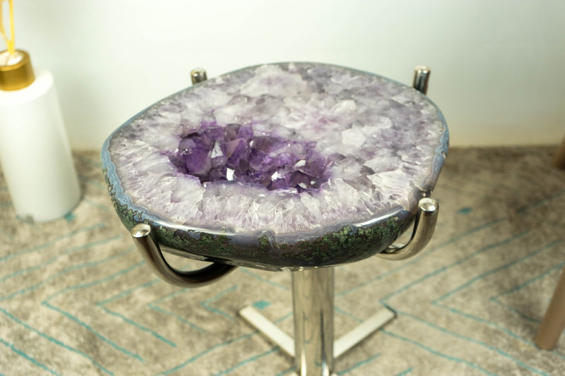 Amethyst mit blau gebändertem Achat-Beistelltisch auf handgefertigtem Inox-Sockel
