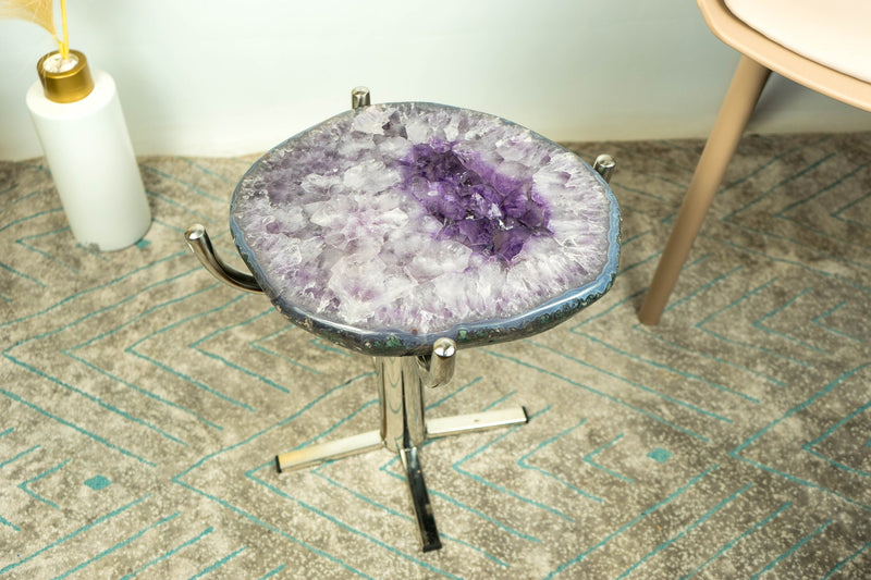 Amethyst mit blau gebändertem Achat-Beistelltisch auf handgefertigtem Inox-Sockel