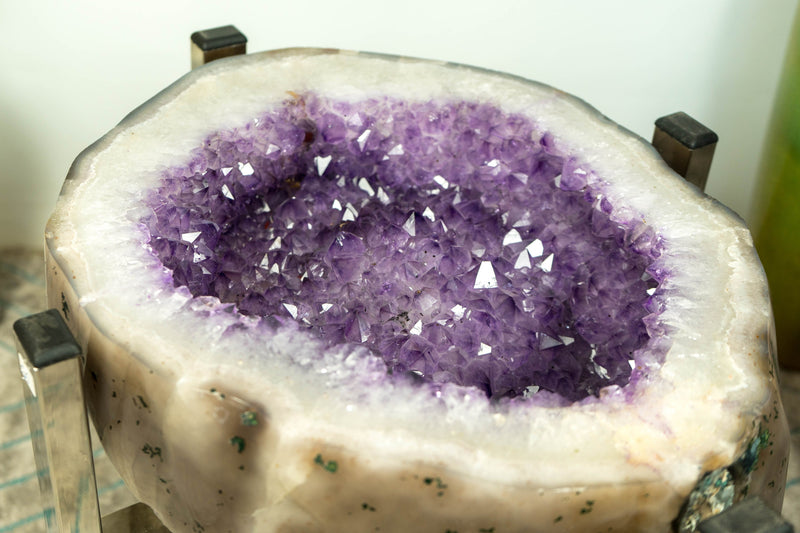 Lavendelvioletter Amethyst mit Achat-Beistelltisch auf handgefertigtem Inox-Sockel